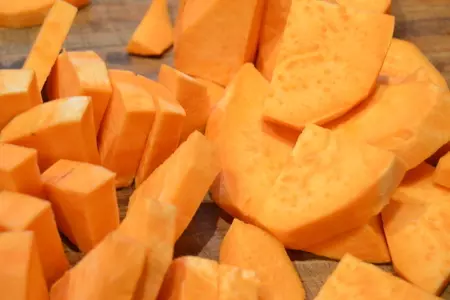 Теплый картофельный салат с бататом и зеленым луком: шаг 3