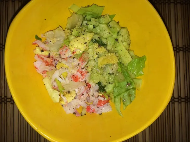Лодочки из авокадо с овощами и крабовыми палочками: шаг 4