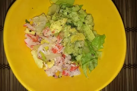 Лодочки из авокадо с овощами и крабовыми палочками: шаг 4