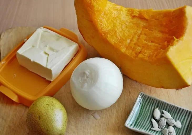 Суп из тыквы с грушей и корицей: шаг 1