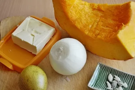 Суп из тыквы с грушей и корицей: шаг 1