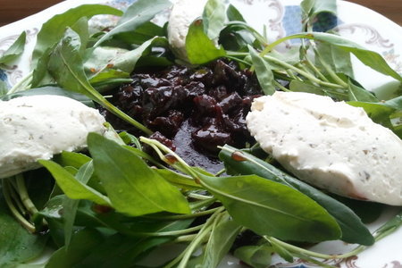 Салат из свеклы с творожным сыром, рукколой и черносливом: шаг 1