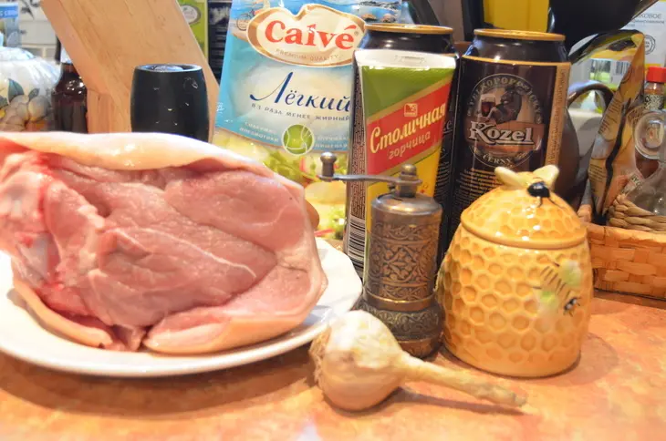 Рулька в пиве с медом и горчицей: шаг 1
