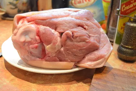 Рулька в пиве с медом и горчицей: шаг 3