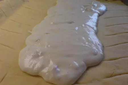 Плетёнка с вишнёвым вареньем и марципановым кремом с ликёром: шаг 4