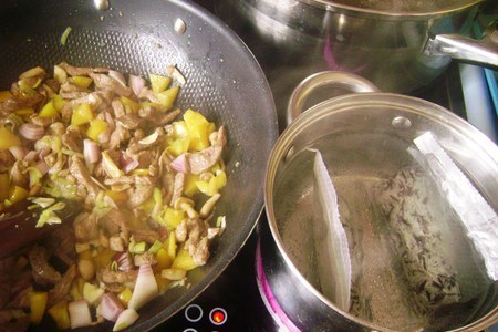 Стир-фрай из свинины с грибами и сладким перцем, с рисом басмати mix от  «мистраль» за 15 минут: шаг 3