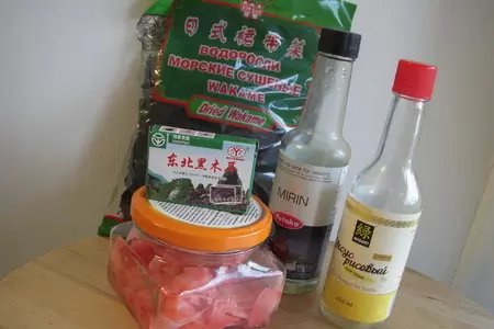 Салат из водорослей вакамэ и китайских грибов муэр: шаг 1