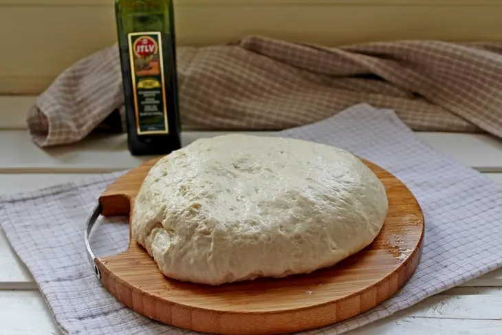 Мини пиццы с моцареллой и маслинами: шаг 1