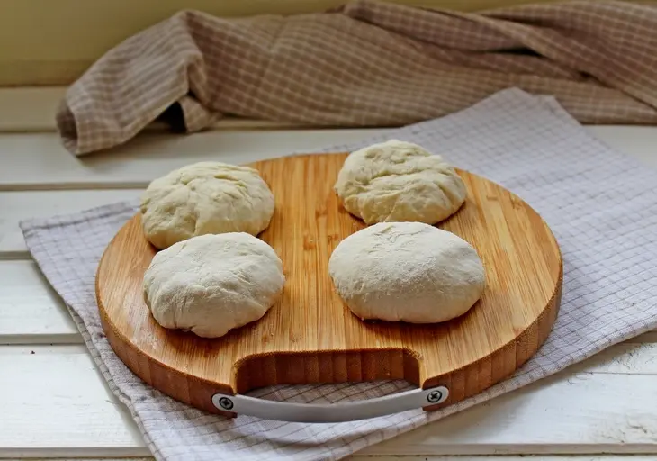 Мини пиццы с моцареллой и маслинами: шаг 2