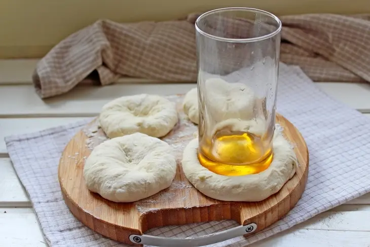 Мини пиццы с моцареллой и маслинами: шаг 3