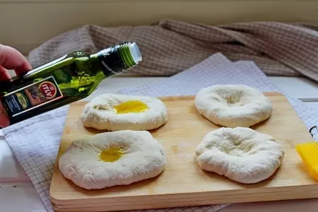 Мини пиццы с моцареллой и маслинами: шаг 4