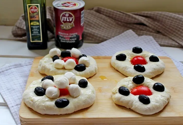 Мини пиццы с моцареллой и маслинами: шаг 5