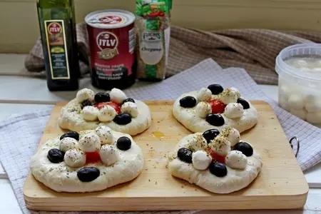 Мини пиццы с моцареллой и маслинами: шаг 6