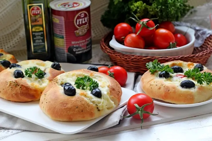 Мини пиццы с моцареллой и маслинами: шаг 7