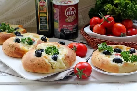 Мини пиццы с моцареллой и маслинами: шаг 8