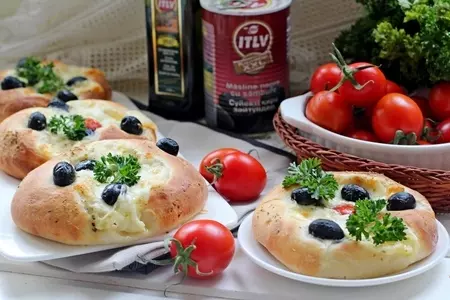 Мини пиццы с моцареллой и маслинами: шаг 9