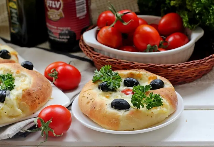 Мини пиццы с моцареллой и маслинами: шаг 10