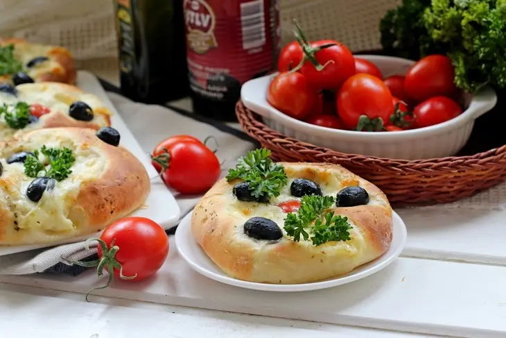 Мини пиццы с моцареллой и маслинами: шаг 11