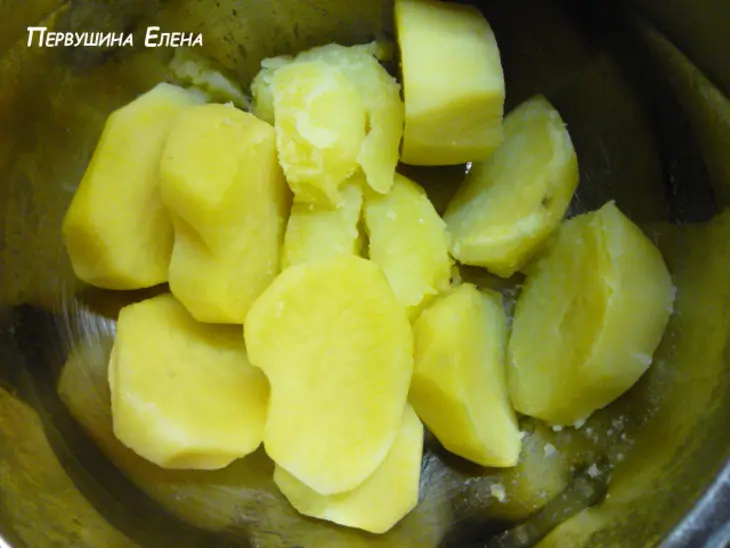 Рулет из картофельного теста с морковно-грибной начинкой: шаг 1