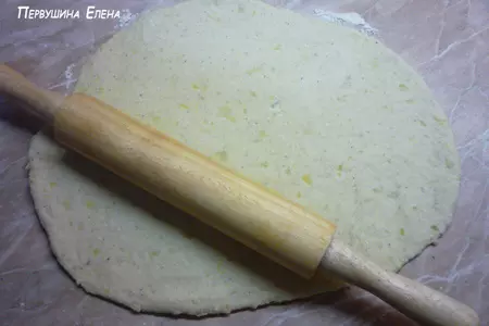 Рулет из картофельного теста с морковно-грибной начинкой: шаг 7