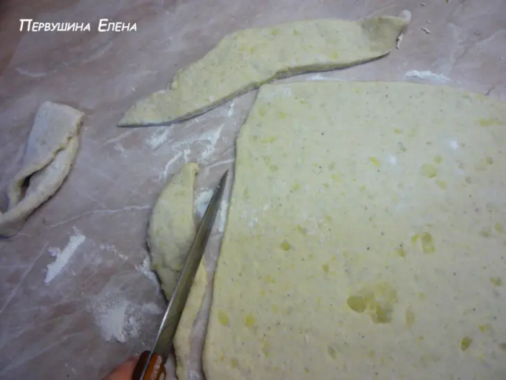 Рулет из картофельного теста с морковно-грибной начинкой: шаг 8