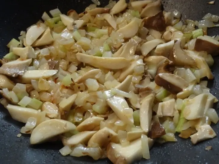 Крабовый крем суп с гребешками и грибами: шаг 4