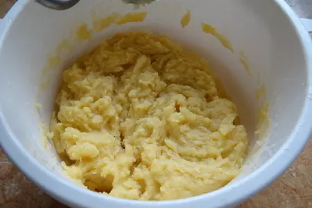 Яблочный пирог с изюмом: шаг 1