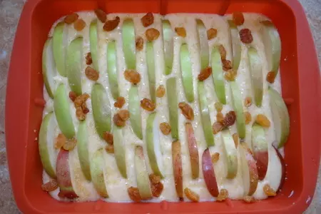 Яблочный пирог с изюмом: шаг 4