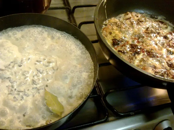 Рис жасмин со сливочно-грибным соусом и отбивные из говяжьей печени. ужин за 15 минут: шаг 7