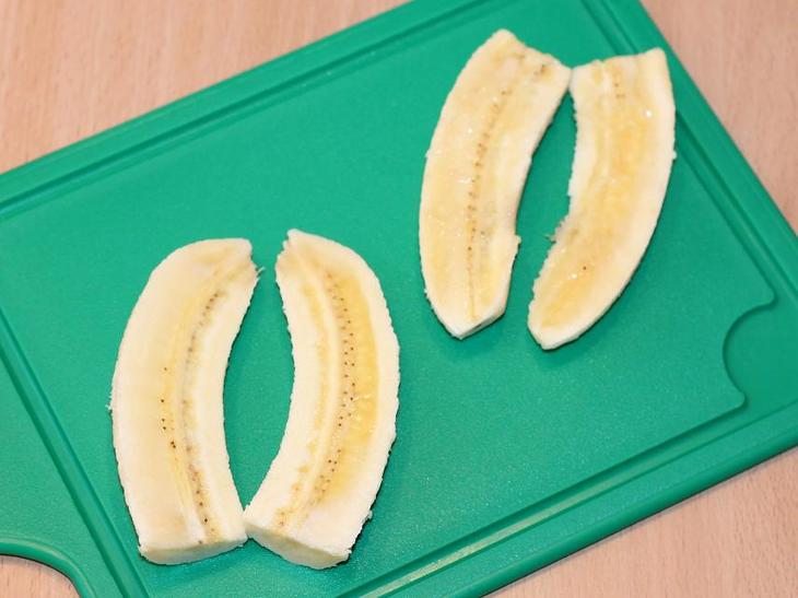 Жареные бананы с сыром, шоколадом и орешками: шаг 2