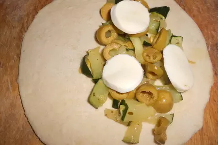 Кальцоне с цукини, оливками и моцареллой.: шаг 6