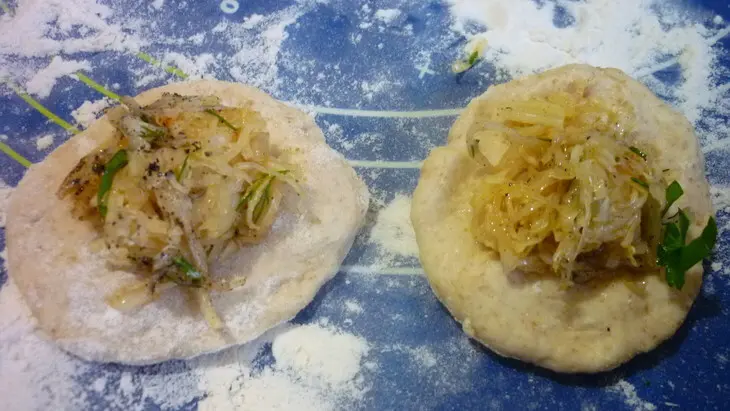 Пирожки-булочки с капустой и пышка со сметаной: шаг 3