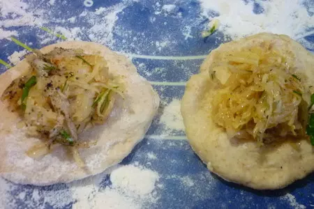 Пирожки-булочки с капустой и пышка со сметаной: шаг 3