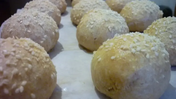 Пирожки-булочки с капустой и пышка со сметаной: шаг 5