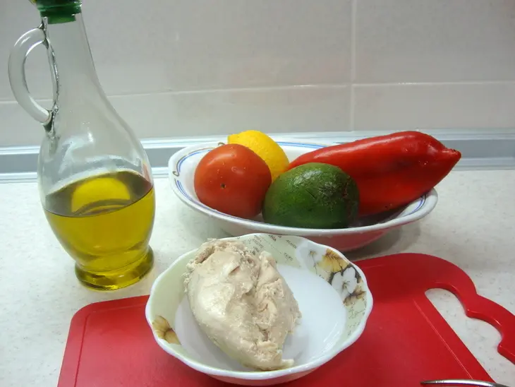 Салат из куриной грудки с авокадо.: шаг 1