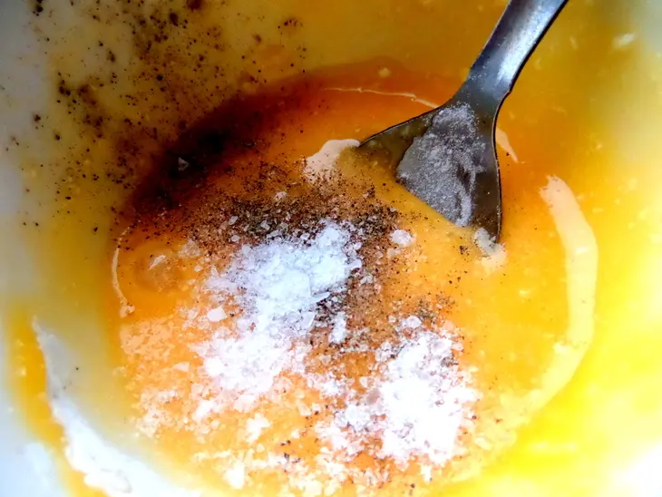 Жареные куриные бёдра с яичным соусом: шаг 7