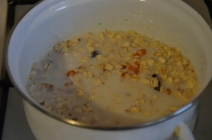 Овсяная каша с сухофруктами и орехами: шаг 3