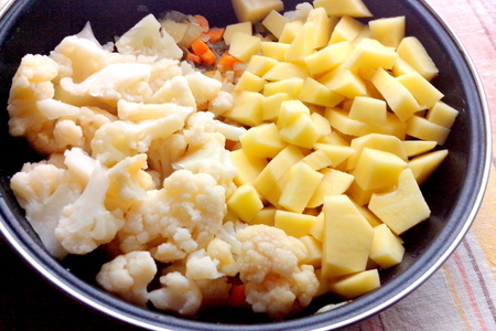 Суп из цветной капусты с картофелем и морковью: шаг 4