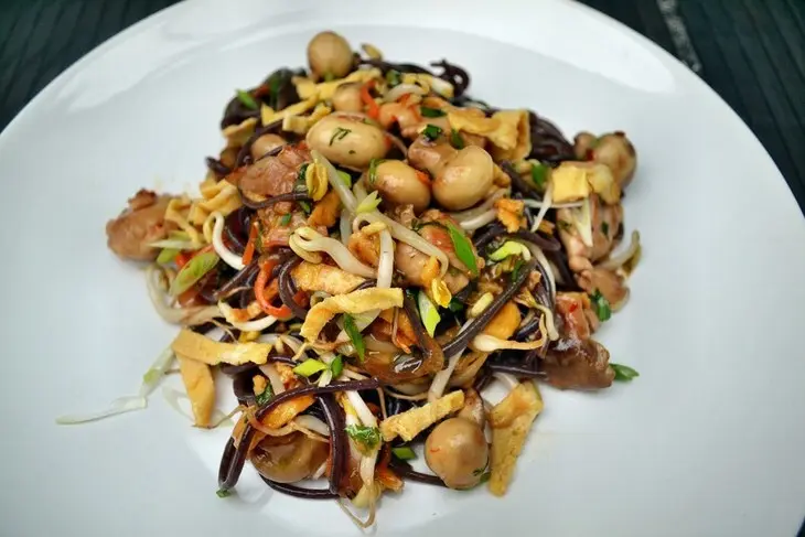 Чёрная японская лапша, с курицей, грибами, ростками сои: шаг 1