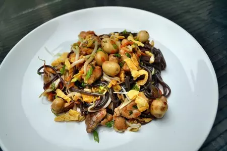 Чёрная японская лапша, с курицей, грибами, ростками сои: шаг 2