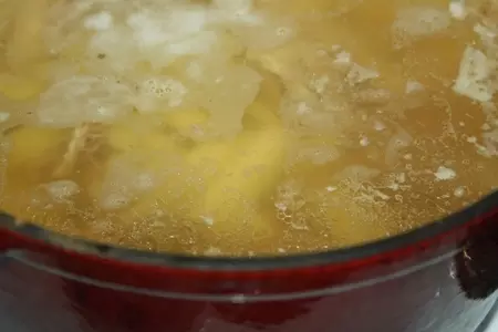Экспериментальный борщ с грибами, кабачками и сметаной, томленый в чугунке: шаг 1