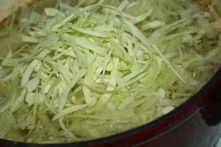 Экспериментальный борщ с грибами, кабачками и сметаной, томленый в чугунке: шаг 3