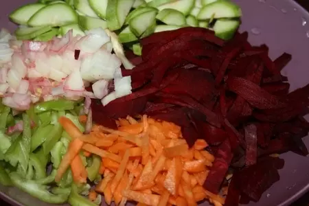 Экспериментальный борщ с грибами, кабачками и сметаной, томленый в чугунке: шаг 5