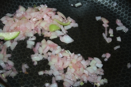 Экспериментальный борщ с грибами, кабачками и сметаной, томленый в чугунке: шаг 6