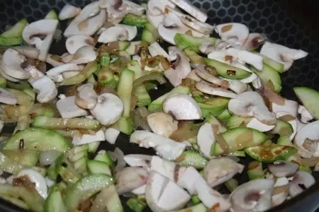 Экспериментальный борщ с грибами, кабачками и сметаной, томленый в чугунке: шаг 8