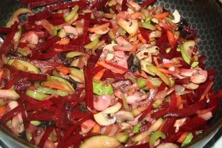 Экспериментальный борщ с грибами, кабачками и сметаной, томленый в чугунке: шаг 10