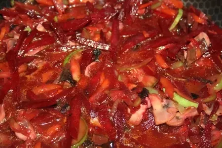 Экспериментальный борщ с грибами, кабачками и сметаной, томленый в чугунке: шаг 11