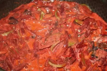 Экспериментальный борщ с грибами, кабачками и сметаной, томленый в чугунке: шаг 13
