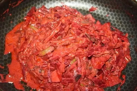 Экспериментальный борщ с грибами, кабачками и сметаной, томленый в чугунке: шаг 14