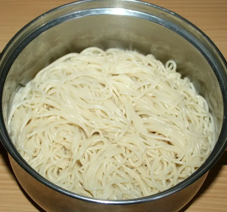 "гнездышки" из спагетти с курицей,помидорами и оливками: шаг 1